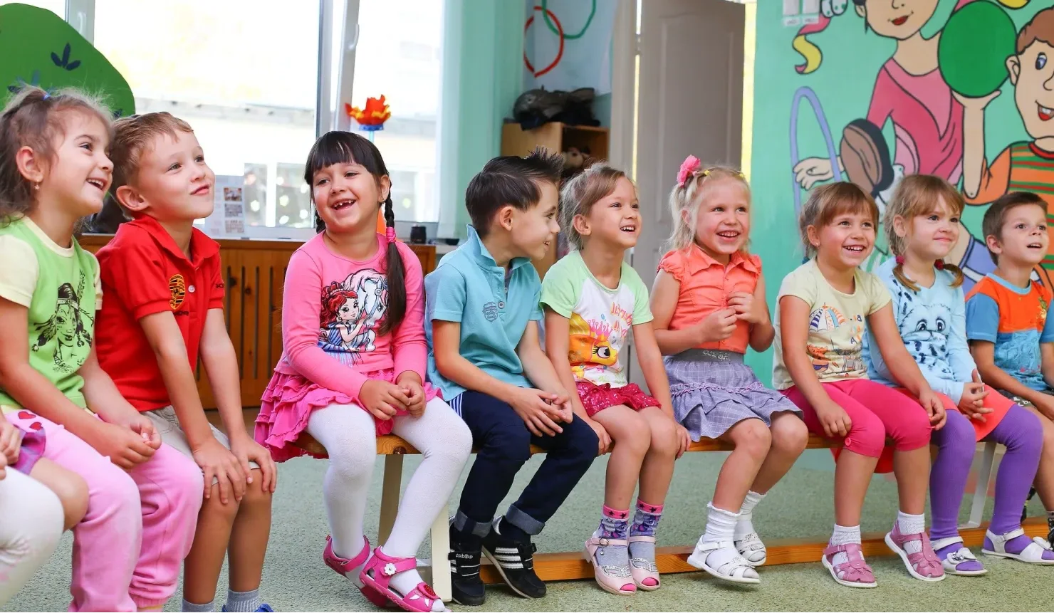 Kinder spielen gemeinsam im Kindergarten